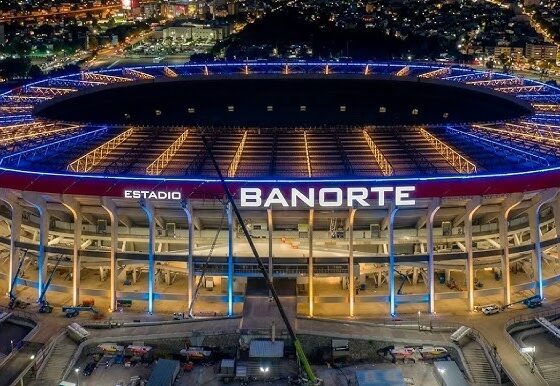 Vista aérea nocturna del Estadio Azteca iluminado tras su remodelación con nuevo nombre comercial.