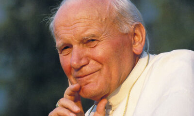 Retrato del Papa Juan Pablo II en actitud reflexiva durante su pontificado