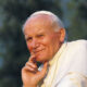 Retrato del Papa Juan Pablo II en actitud reflexiva durante su pontificado