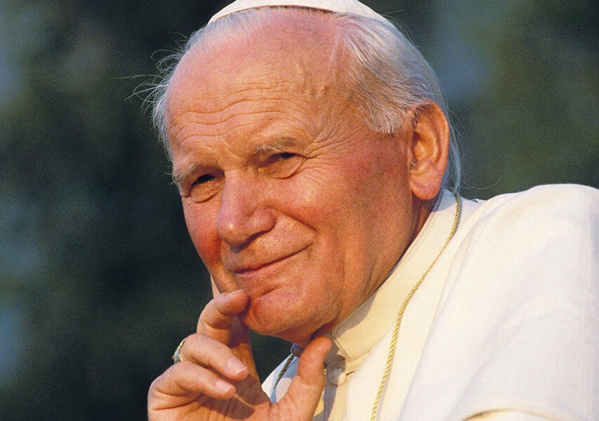 Retrato del Papa Juan Pablo II en actitud reflexiva durante su pontificado