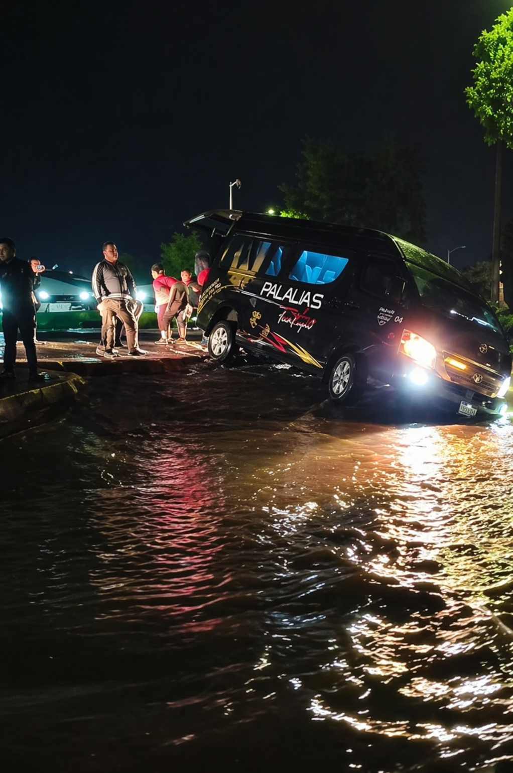 Vehículo atrapado en calle inundada por lluvias en zona en reparación sin señalización en Atlixco