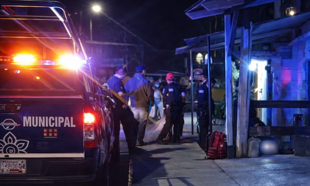 Elementos de seguridad y emergencia en una zona urbana durante atención de incidente nocturno
