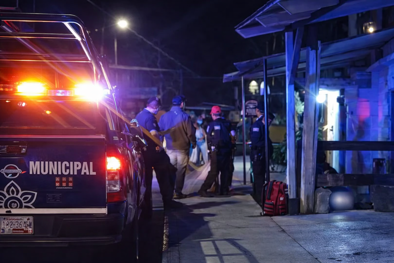 Elementos de seguridad y emergencia en una zona urbana durante atención de incidente nocturno