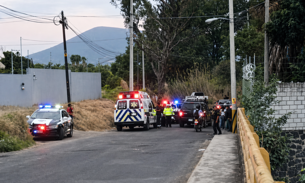 Escena de crimen con patrullas y ambulancia tras ataque armado en carretera de Atlixco Puebla