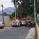 Escena de crimen con patrullas y ambulancia tras ataque armado en carretera de Atlixco Puebla