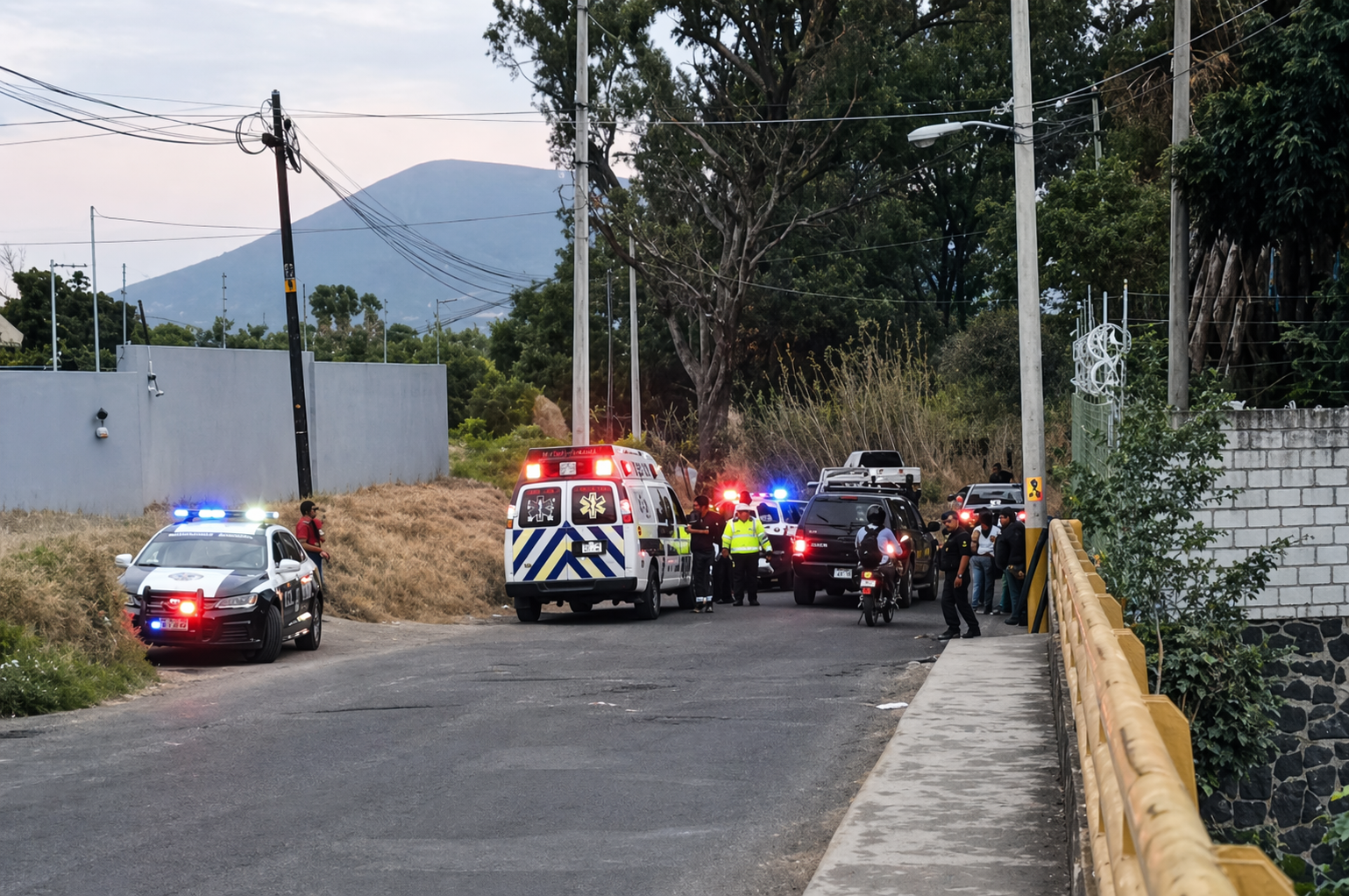 Escena de crimen con patrullas y ambulancia tras ataque armado en carretera de Atlixco Puebla