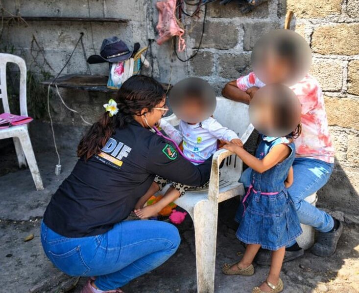Personal del DIF de Huaquechula brindando atención a niñas en comunidad de Ahuatlán con seguimiento de salud y nutriciónApoyo del DIF Huaquechula a menores en Ahuatlán