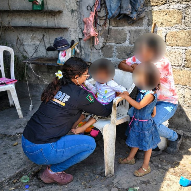 Personal del DIF de Huaquechula brindando atención a niñas en comunidad de Ahuatlán con seguimiento de salud y nutriciónApoyo del DIF Huaquechula a menores en Ahuatlán