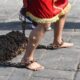 Hombre participante en tradición de engrillados en Huaquechula caminando con cadenas en los pies durante Semana Santa