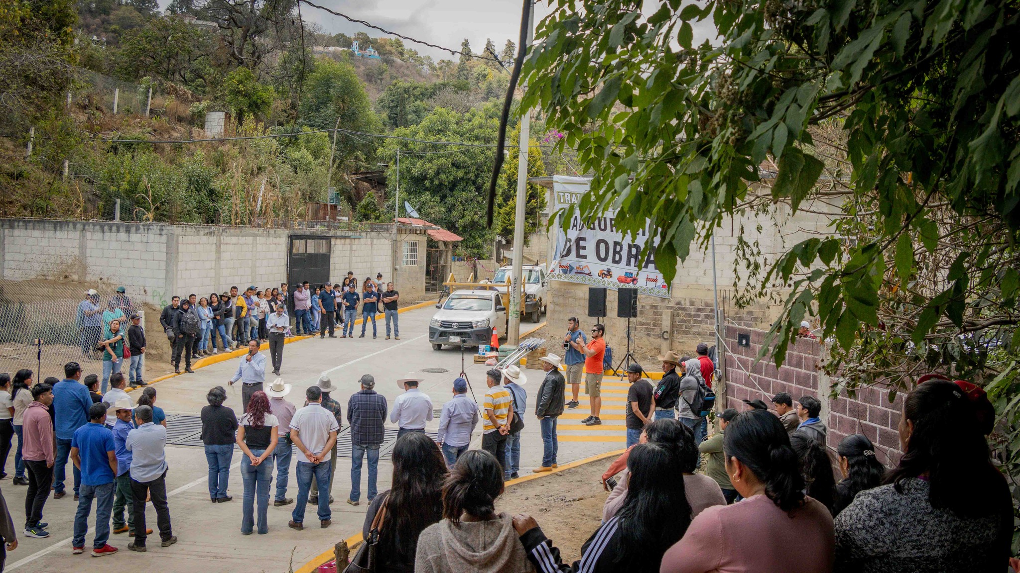 🏗️ Obras que transforman comunidades En San Antonio Alpanocan, Tochimilco, se inauguraron importantes obras que impactan directamente en la vida diaria de sus habitantes: drenaje, alcantarillado y pavimentación. Con el impulso del Ayuntamiento y la participación activa de la ciudadanía, estas acciones no solo mejoran la infraestructura, también fortalecen la seguridad y el desarrollo comunitario. Además, se entregaron apoyos para escuelas y la guardia comunitaria, demostrando que el desarrollo va más allá de las obras. 💬 ¿Crees que estas acciones responden a las verdaderas necesidades de las comunidades? Conoce más en https://agnostica.mx Síguenos: https://www.facebook.com/AgnosticaDigital/ https://www.instagram.com/agnosticadigital/ https://x.com/Agn0stica
