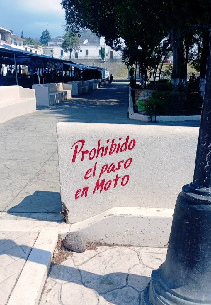 Señal de prohibido el paso en moto en vialidad limpia de Tochimilco tras retiro de escombro y trabajos de limpieza