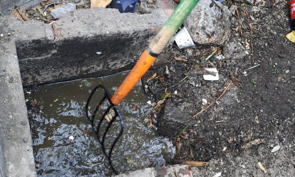 Limpieza de canaleta con agua estancada y basura en Huaquechula Puebla como acción de saneamiento sanitario