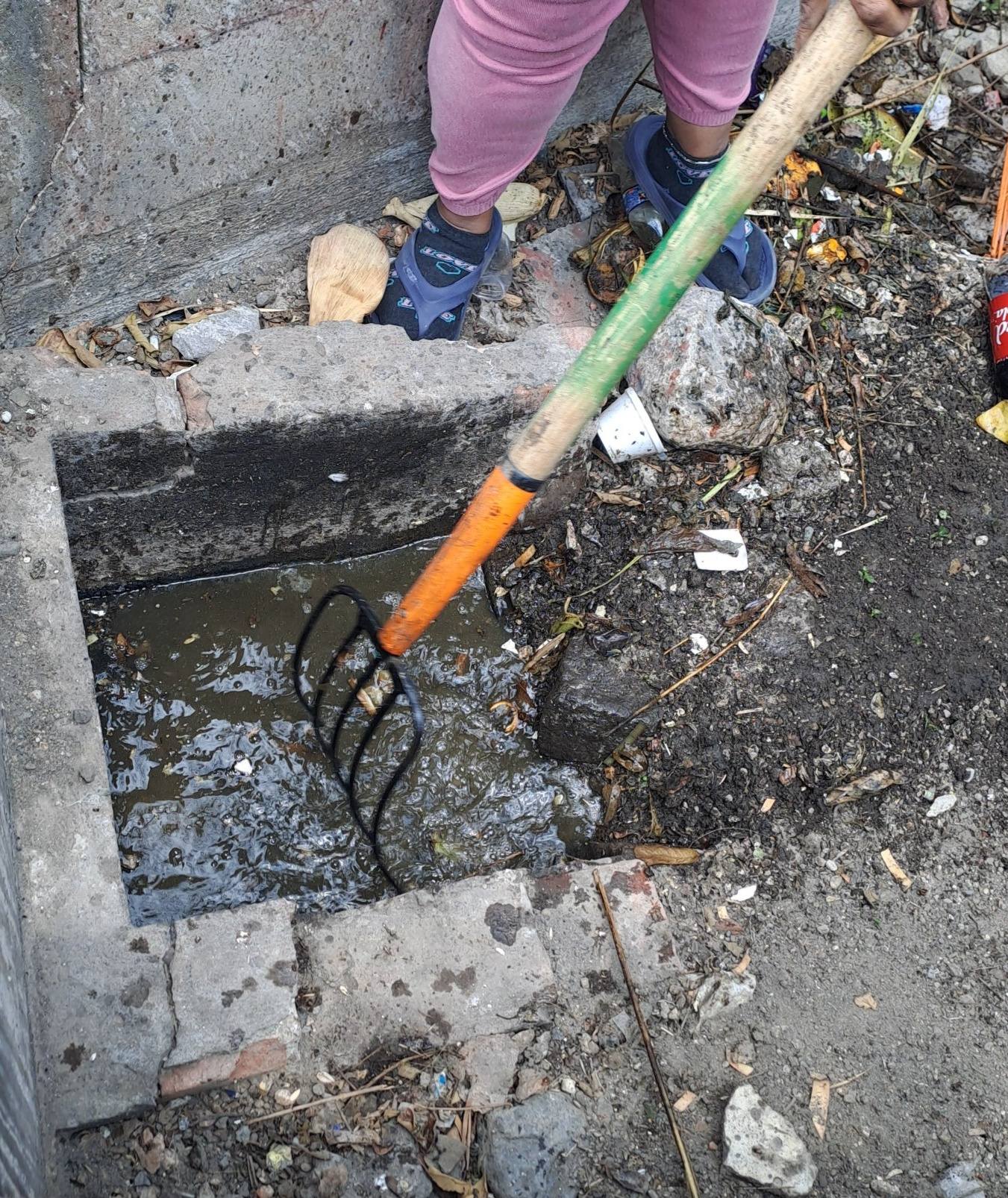 Limpieza de canaleta con agua estancada y basura en Huaquechula Puebla como acción de saneamiento sanitario