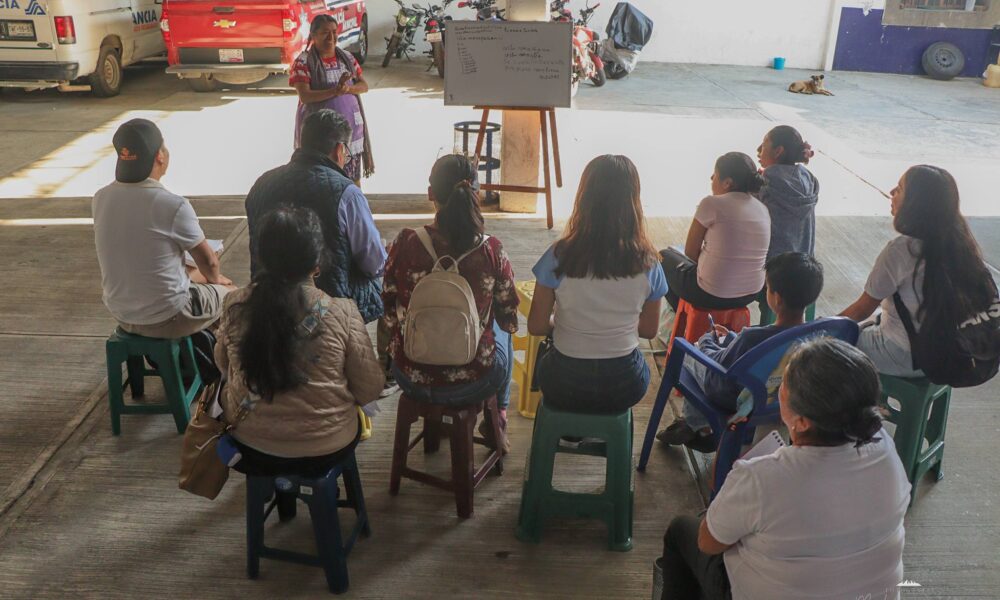 Personas participando en clase de náhuatl en Tochimilco aprendiendo lengua indígena en taller comunitario