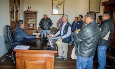 Ciudadanos siendo atendidos por autoridades municipales en oficina durante jornada de atención ciudadana en Tochimilco