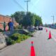 Trabajos de poda de árboles con abanderamiento vial en carretera de Cacaloxúchitl Huaquechula