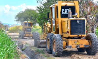 Maquinaria trabajando en caminos sacacosechas en Huaquechula Puebla para mejorar vialidades rurales