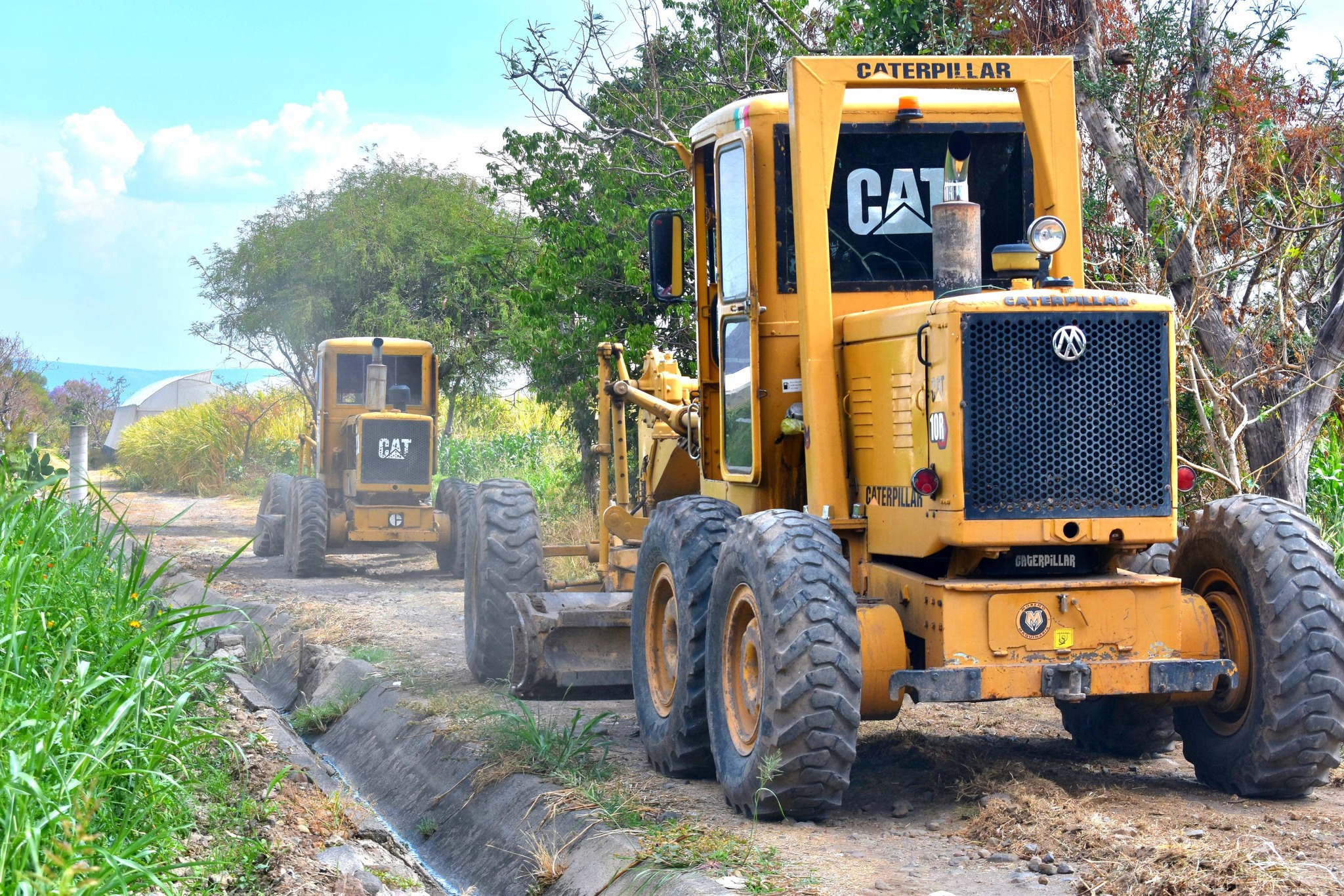 Maquinaria trabajando en caminos sacacosechas en Huaquechula Puebla para mejorar vialidades rurales