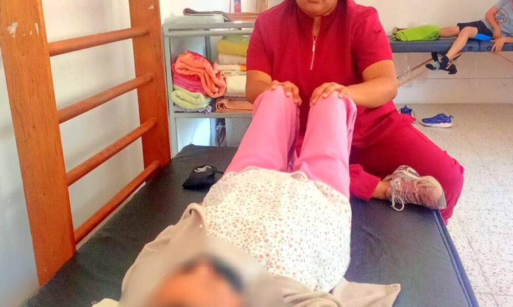 Paciente recibiendo terapia física en UBR de Huaquechula con fisioterapeuta durante sesión de rehabilitación
