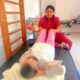 Paciente recibiendo terapia física en UBR de Huaquechula con fisioterapeuta durante sesión de rehabilitación