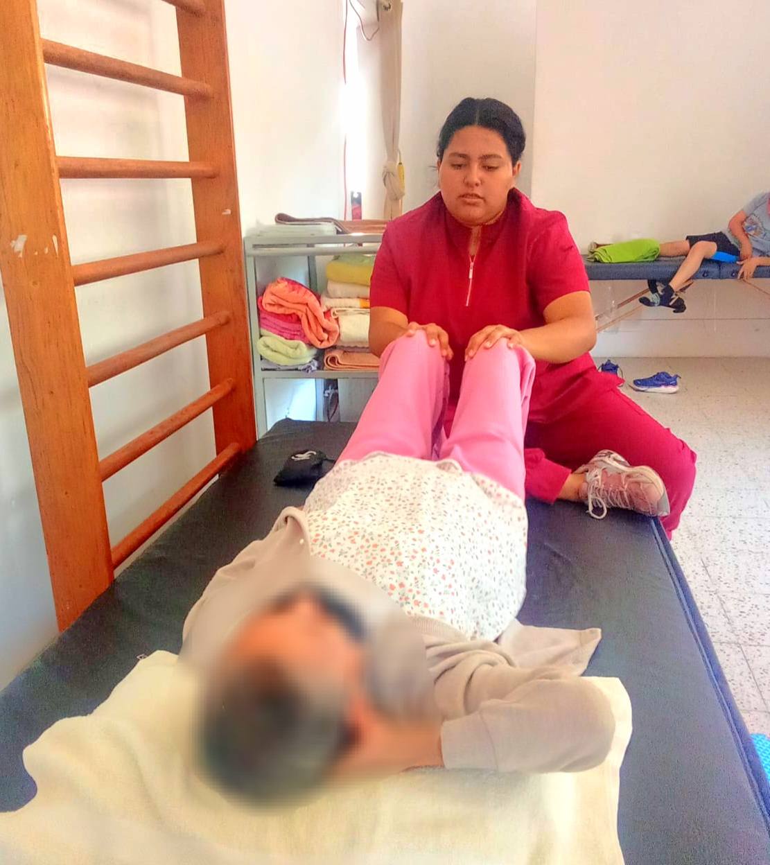 Paciente recibiendo terapia física en UBR de Huaquechula con fisioterapeuta durante sesión de rehabilitación
