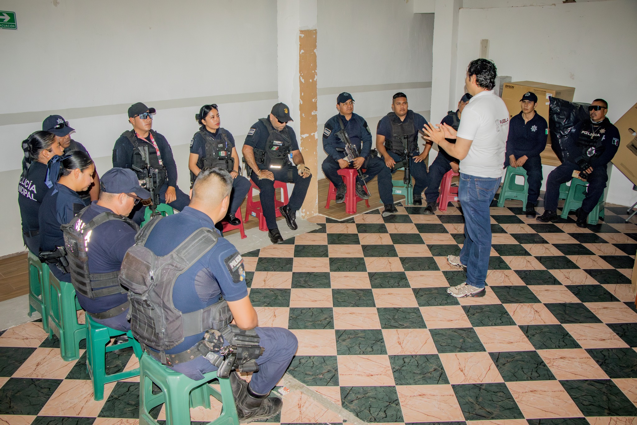 Policías municipales de Tochimilco en capacitación sobre prevención del delito en familia impartida por autoridades estatales