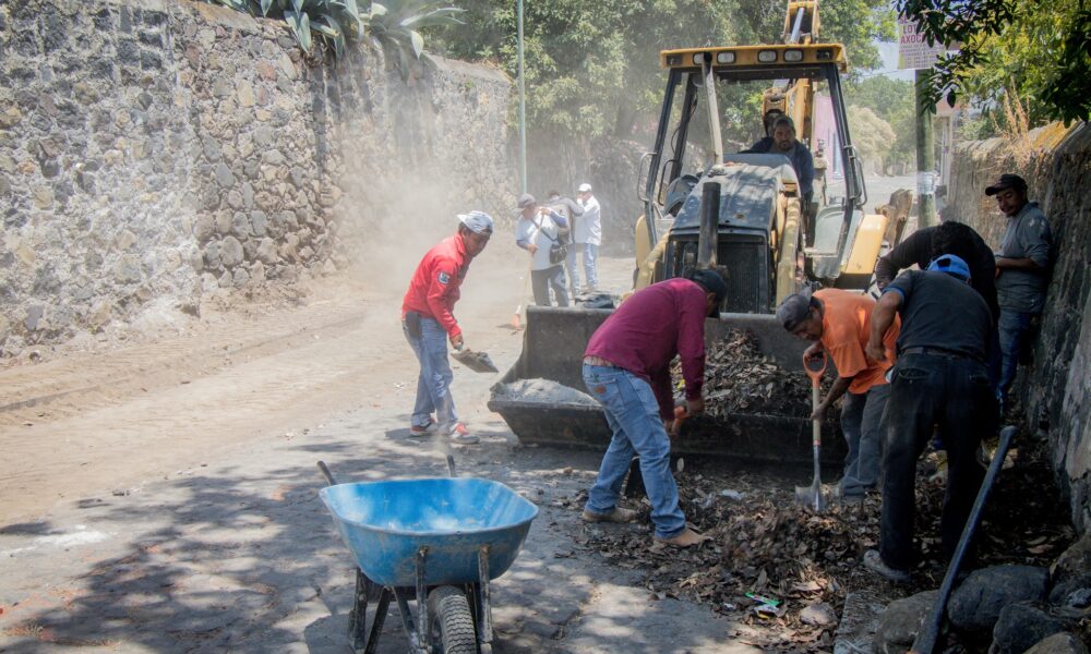 Trabajadores de servicios públicos retirando escombro en calles de Tochimilco para mejorar vialidades