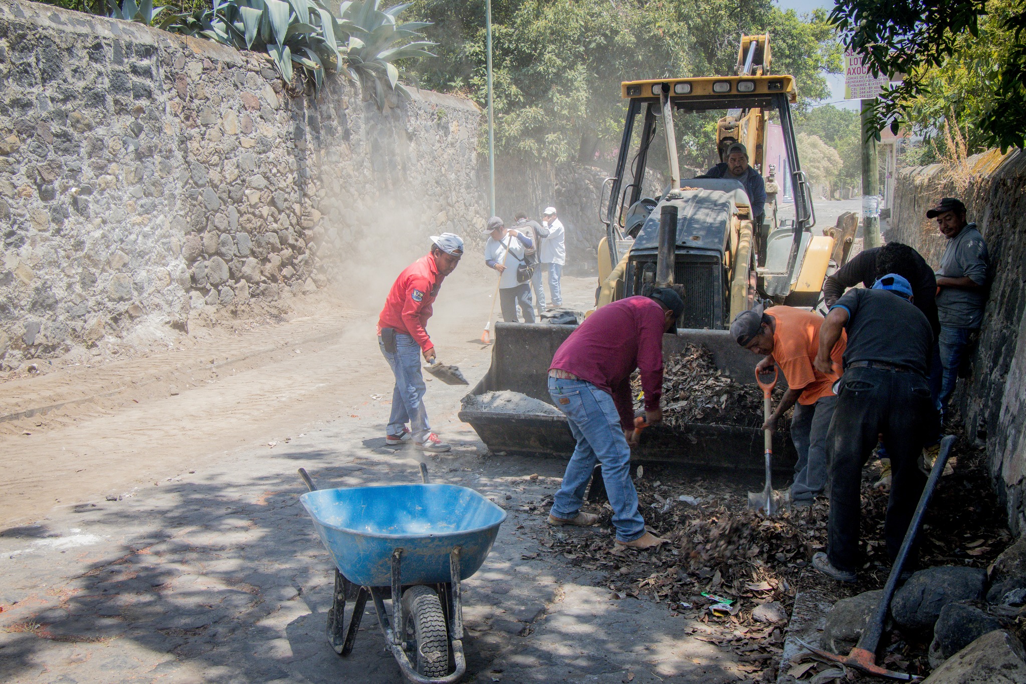 Trabajadores de servicios públicos retirando escombro en calles de Tochimilco para mejorar vialidades