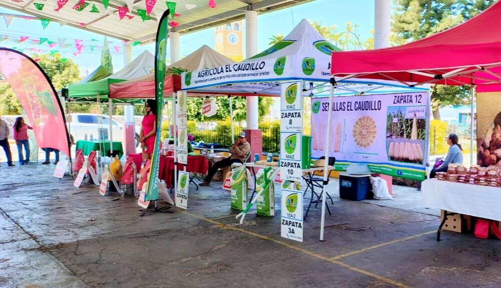Expo agrícola en Huaquechula Puebla con stands de productos y servicios para el campo en Cacaloxúchitl