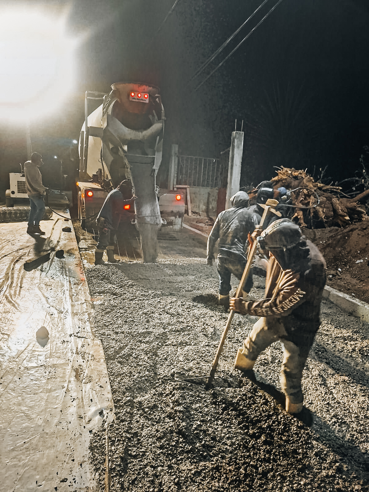 Trabajos nocturnos de pavimentación con concreto hidráulico en Tochimilco Puebla en calle Matamoros