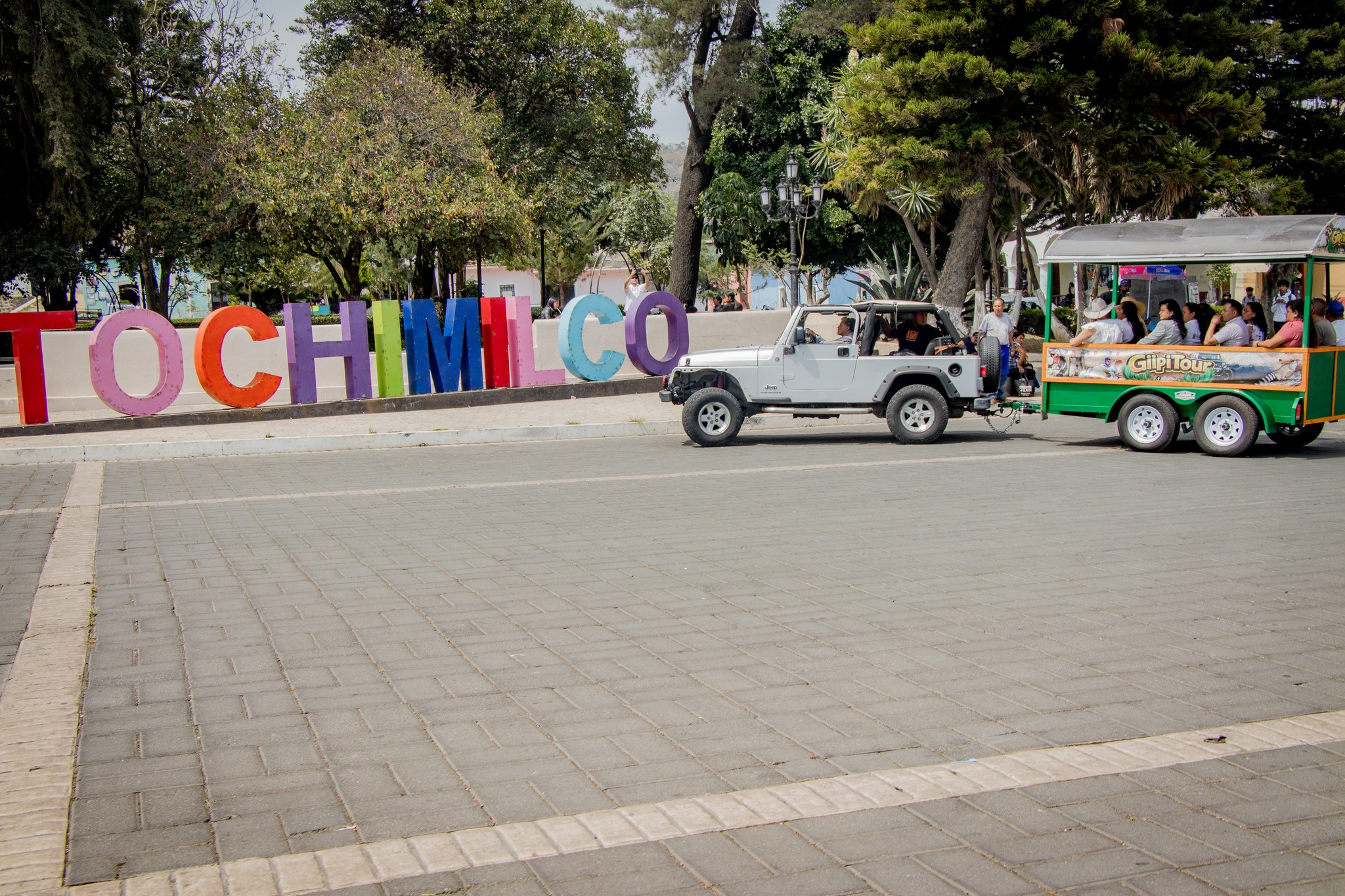 Turismo en Tochimilco con recorrido guiado frente al letrero del municipio en Puebla