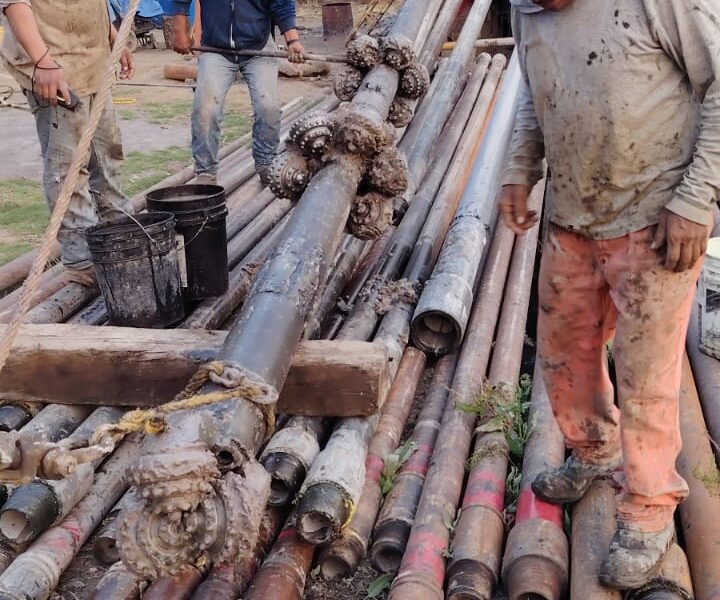 Trabajos de perforación y limpieza de pozo de agua en Tochimilco con maquinaria especializada