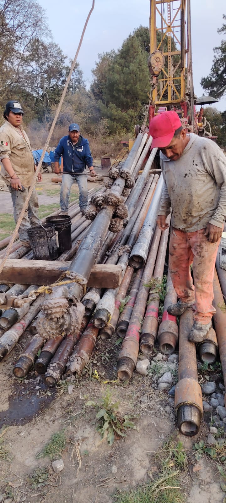 Trabajos de perforación y limpieza de pozo de agua en Tochimilco con maquinaria especializada
