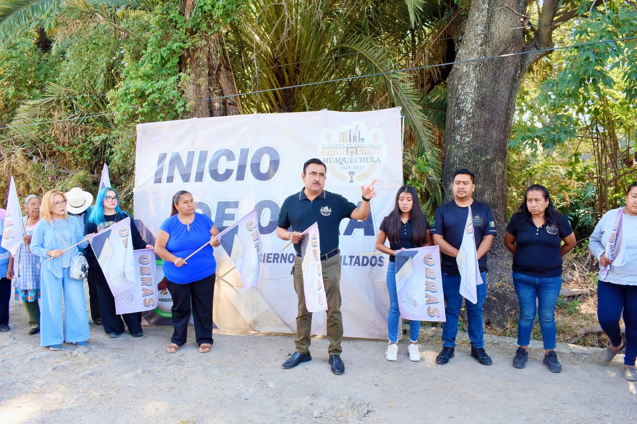 Ayuntamiento de Huaquechula inicia obra de ampliación de drenaje en Santa Ana Coatepec El Ayuntamiento de Huaquechula dio el banderazo de inicio a los trabajos de ampliación de drenaje en la calle “Los Ahuehuetes”, en la comunidad de Santa Ana Coatepec, el pasado 17 de abril de 2026, como parte de las acciones orientadas a mejorar la infraestructura básica del municipio. La obra contempla la implementación de maquinaria para facilitar los trabajos, los cuales se desarrollarán en coordinación con los habitantes de la comunidad, quienes participarán activamente en el proceso. El gobierno municipal destacó que esta acción responde a la necesidad de fortalecer los servicios básicos, particularmente en materia de saneamiento, lo que impacta directamente en la salud y calidad de vida de la población. La ampliación de la red de drenaje representa un avance importante para la comunidad, especialmente en una región donde el acceso a infraestructura adecuada sigue siendo un reto constante. El Ayuntamiento enfatizó que el trabajo conjunto entre autoridades y ciudadanía permite avanzar en más proyectos y generar resultados tangibles en las localidades. Sin embargo, el éxito de estas obras dependerá no solo de su ejecución, sino también de su mantenimiento y de la continuidad en la inversión pública, factores clave para garantizar beneficios a largo plazo.