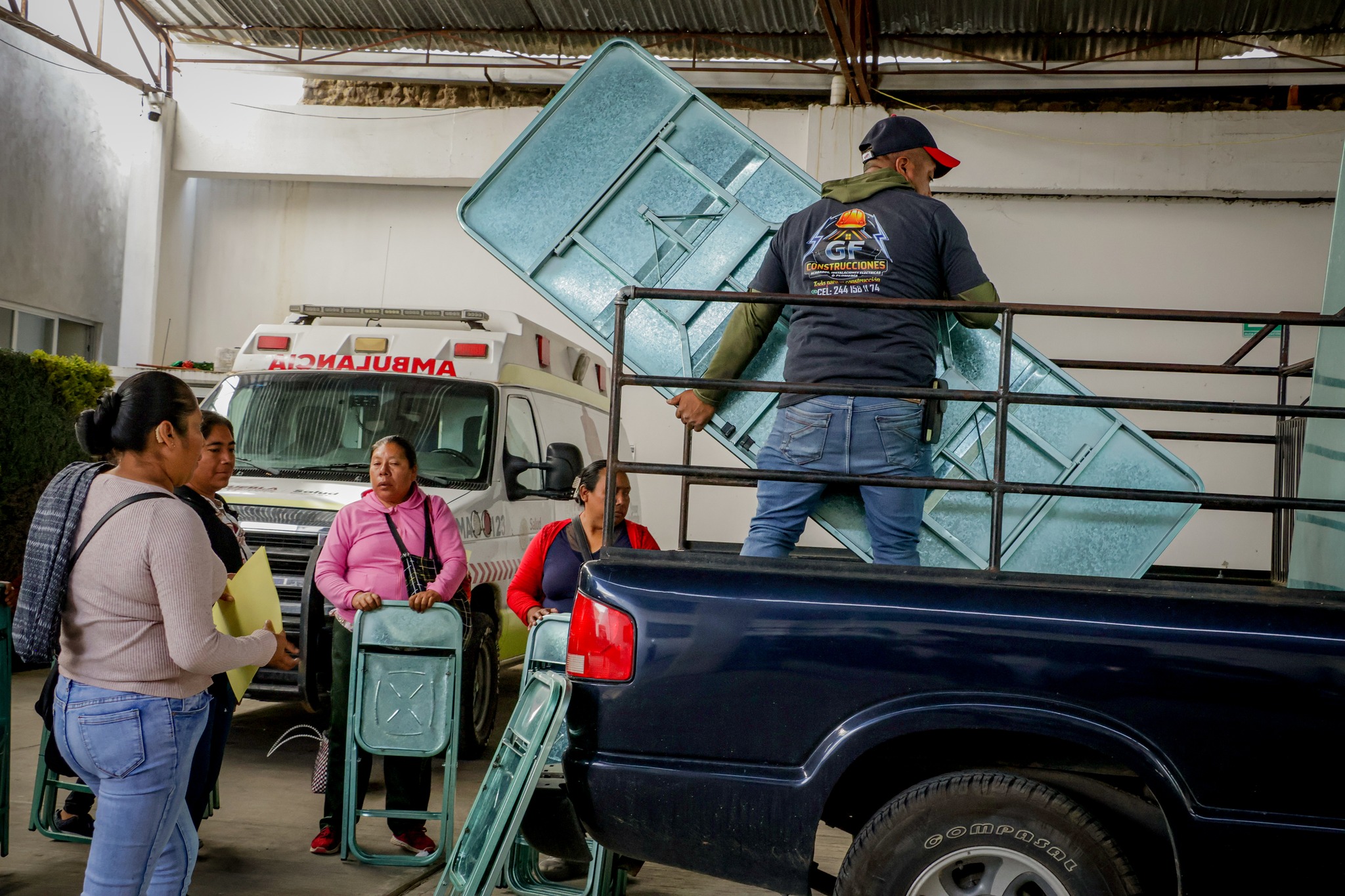Entrega de sillas por parte del Ayuntamiento de Tochimilco a comité de Casa de Salud en San Lucas Tulcingo para mejorar atención médica
