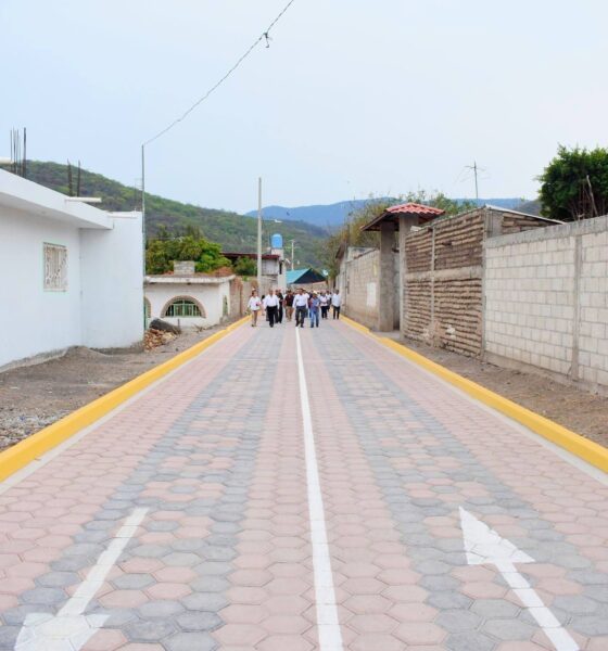 Calle adoquinada en comunidad de Huaquechula tras entrega de obra pública