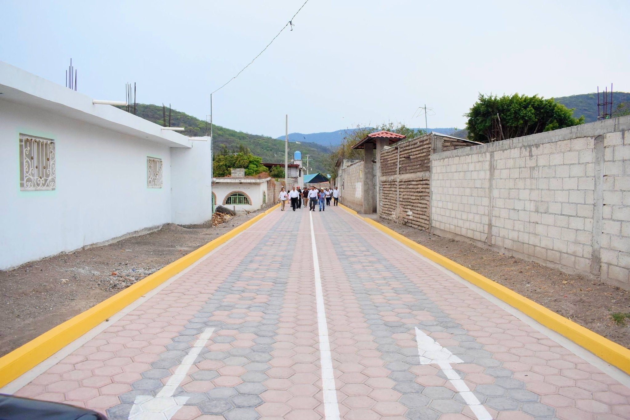 Calle adoquinada en comunidad de Huaquechula tras entrega de obra pública