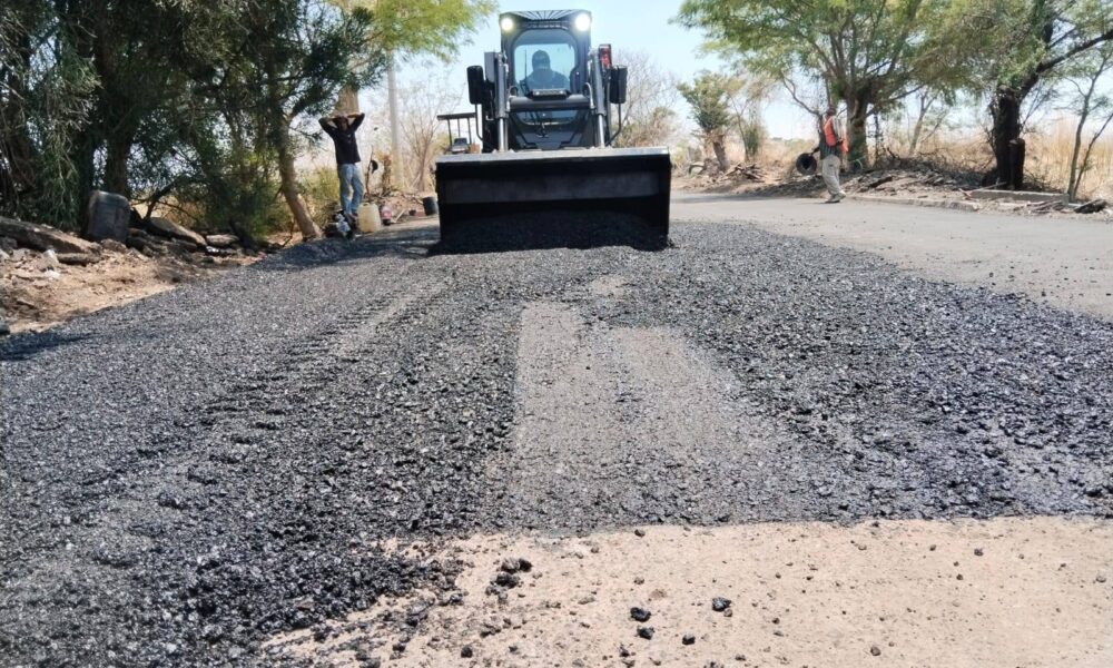 Maquinaria del Ayuntamiento de Huaquechula realizando trabajos de bacheo en vialidad rural para mejorar la seguridad vial en 2026