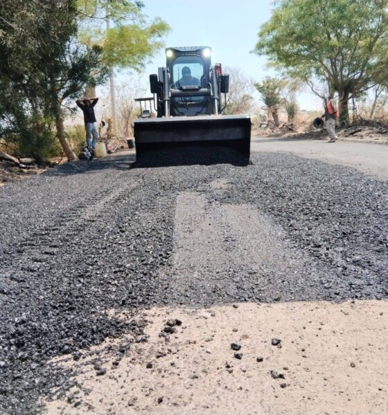 Maquinaria del Ayuntamiento de Huaquechula realizando trabajos de bacheo en vialidad rural para mejorar la seguridad vial en 2026