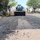 Maquinaria del Ayuntamiento de Huaquechula realizando trabajos de bacheo en vialidad rural para mejorar la seguridad vial en 2026