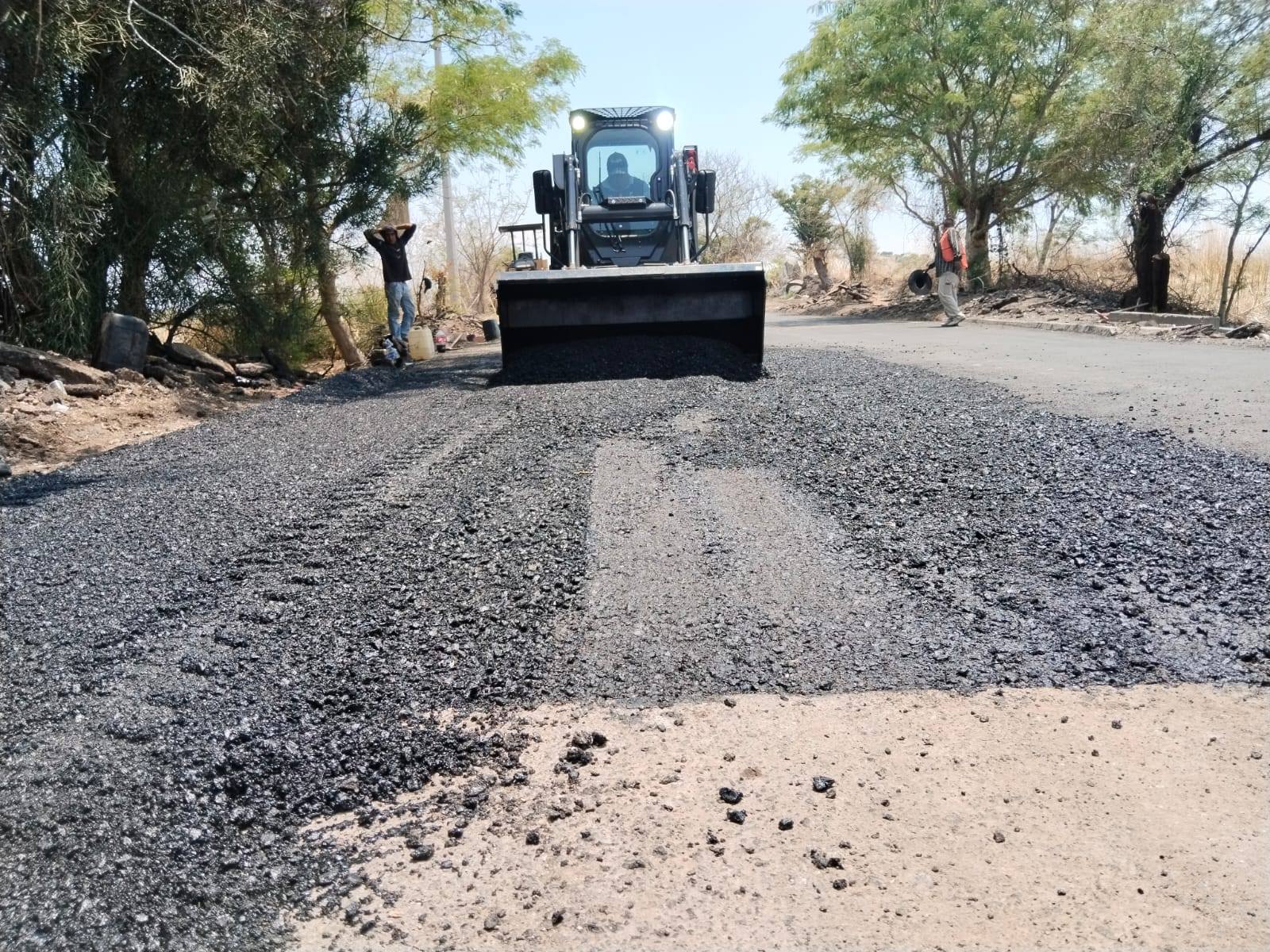 Maquinaria del Ayuntamiento de Huaquechula realizando trabajos de bacheo en vialidad rural para mejorar la seguridad vial en 2026