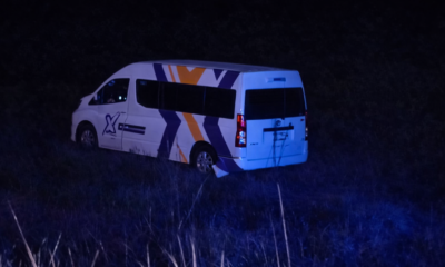 Combi de transporte público fuera de la carretera en zona de matorrales durante accidente nocturno en Puebla