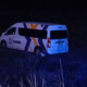 Combi de transporte público fuera de la carretera en zona de matorrales durante accidente nocturno en Puebla