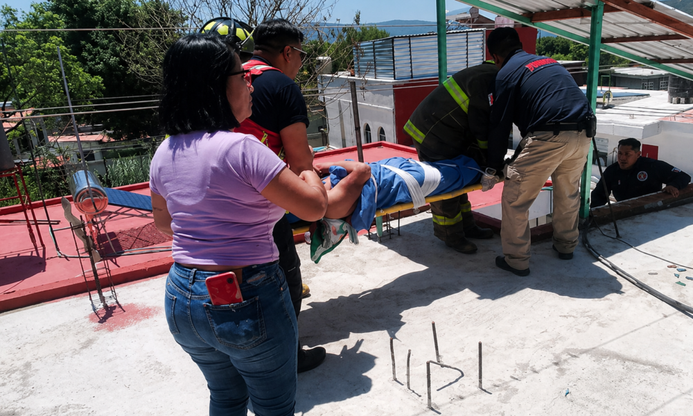 Paramédicos y bomberos auxilian a trabajador lesionado por descarga eléctrica en un techo en Atlixco Puebla.