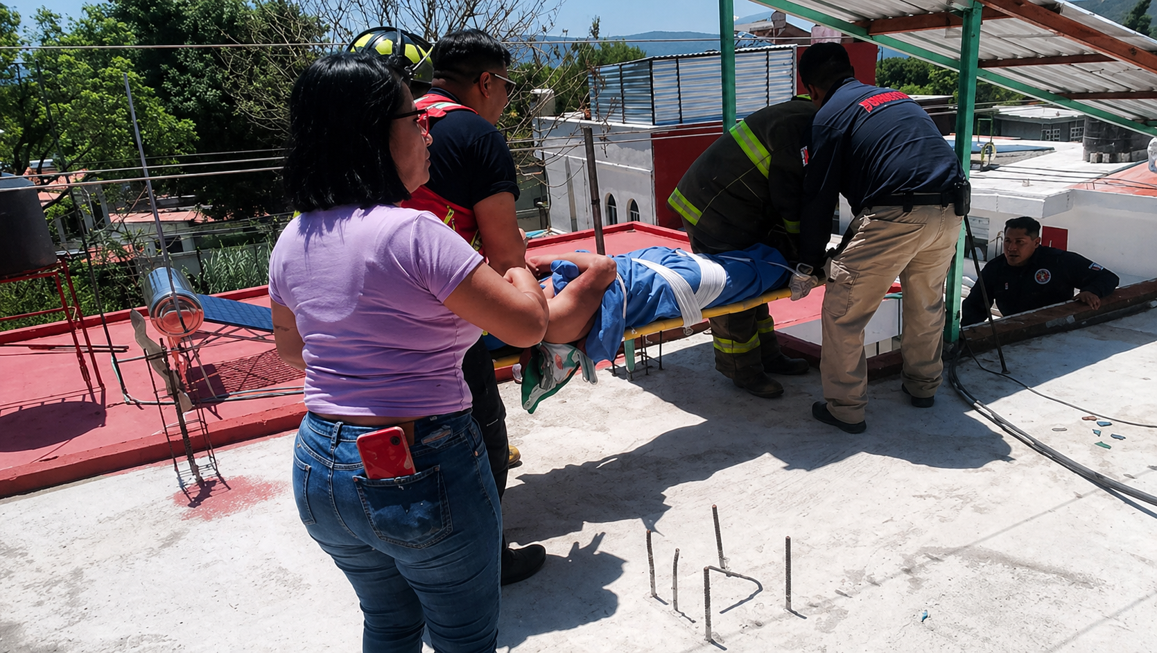 Paramédicos y bomberos auxilian a trabajador lesionado por descarga eléctrica en un techo en Atlixco Puebla.