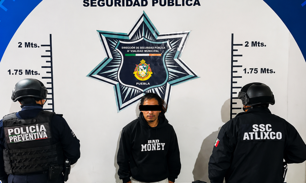 Policía de Atlixco presenta a detenido por delitos contra la salud junto a sustancias aseguradas.