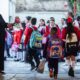 Niños con mochilas regresan a clases en escuela primaria en Puebla