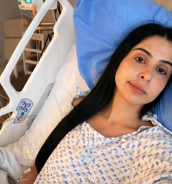 Mujer hospitalizada con suero en cama tras diagnóstico médico relacionado con lesión cerebral