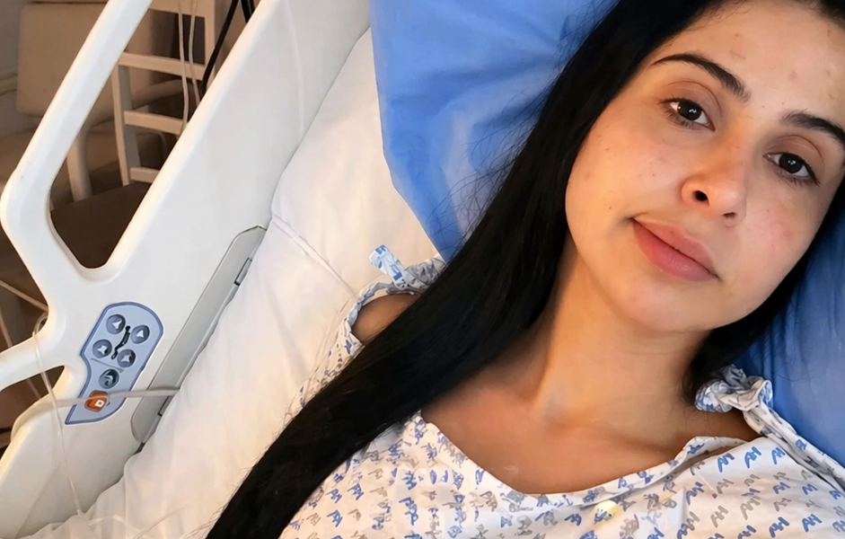 Mujer hospitalizada con suero en cama tras diagnóstico médico relacionado con lesión cerebral