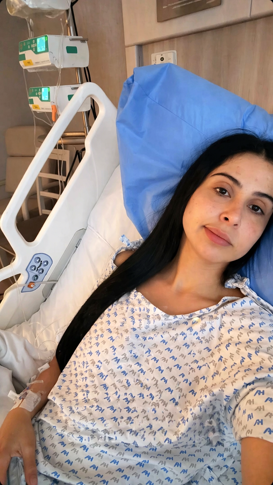 Mujer hospitalizada con suero en cama tras diagnóstico médico relacionado con lesión cerebral